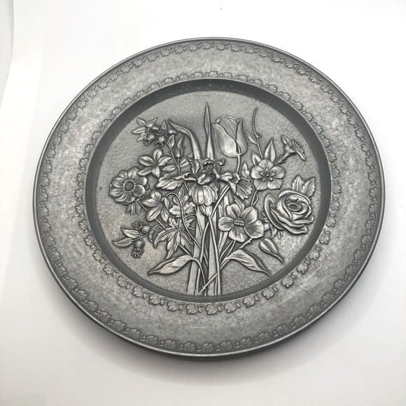 Vtg Pewter Floral Flowers Image Wall Hanging Plate Wall Art Decor Italy 7.5” - Picture 2 of 5